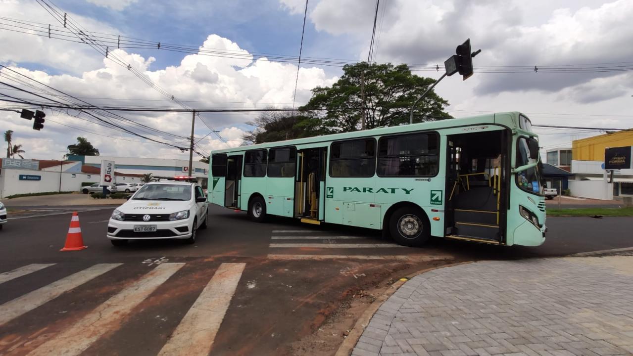 Foto 8 de 8 — Mulher fica ferida após acidente entre ônibus e motocicleta em Araraquara